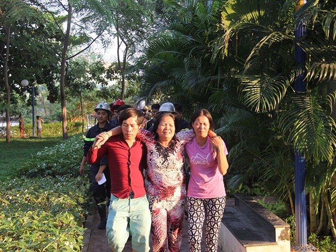 Tông vào thành cầu, 2 thanh niên rơi xuống kênh Tàu Hủ