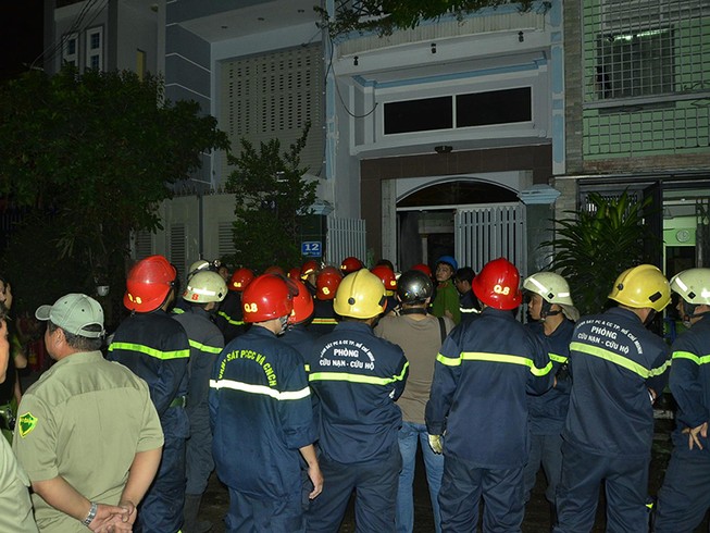 8 người mắc kẹt trong đám cháy, 2 người thương vong