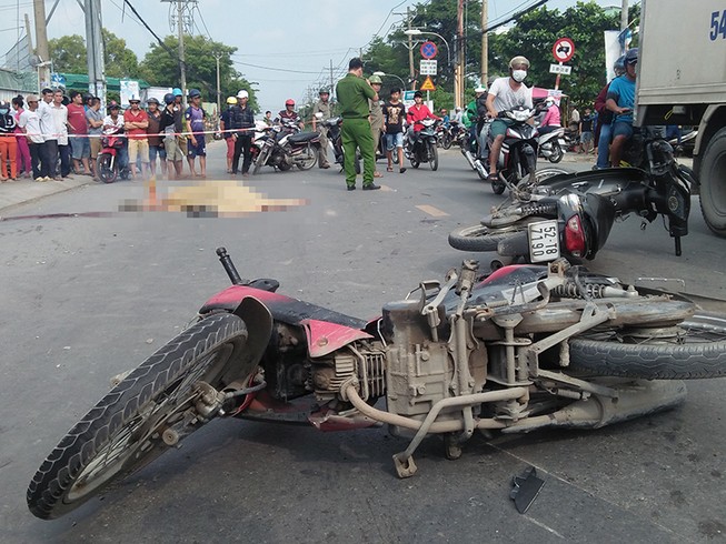 Vừa ăn đám giỗ chạy xe ra đường thì bị nạn