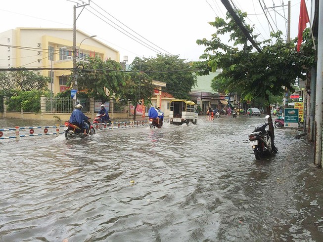 Mưa lớn, đường ngập giao thông hỗn loạn đầu tuần