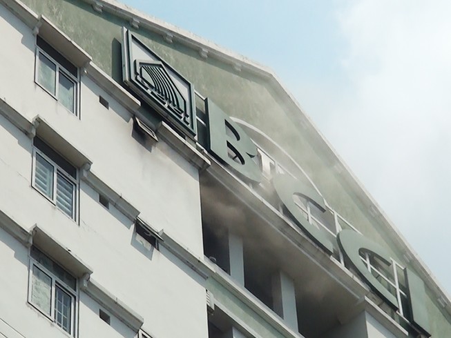 Cháy chung cư cao tầng, người dân hoảng loạn