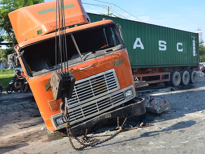 Container lao qua làn xe máy, tông văng dải phân cách