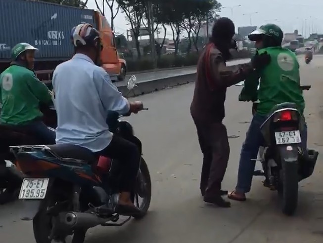 Nhóm xe ôm buộc cô gái đi bộ giữa trời nắng vì đặt Grab
