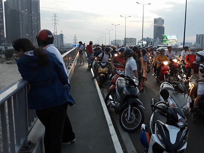 Bỏ lại xe máy, người đàn ông nhảy cầu Sài Gòn mất tích