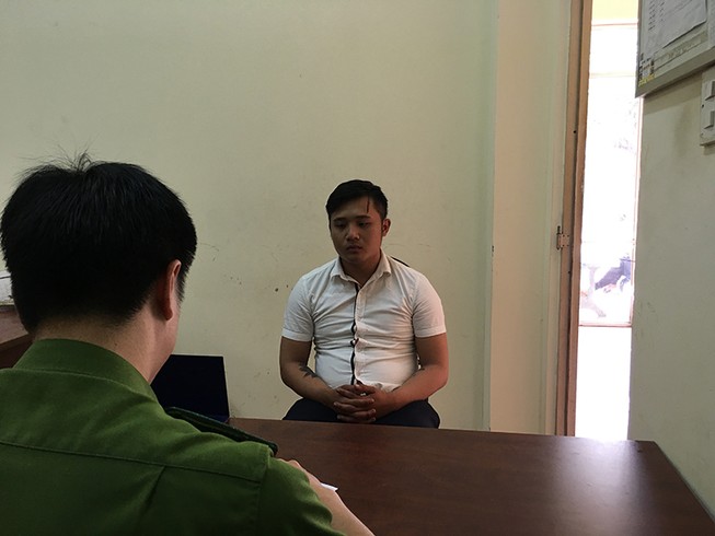 Bị đâm chết vì vuốt má cô gái trong quán cà phê