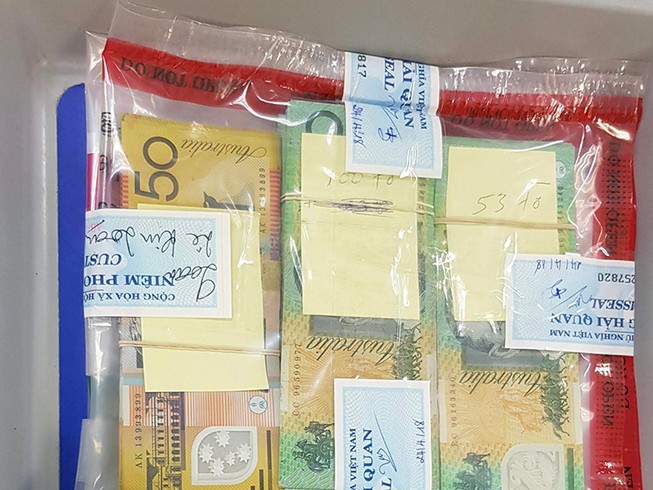 Lén mang hàng ngàn đô Úc qua Tân Sơn Nhất nhưng không thoát