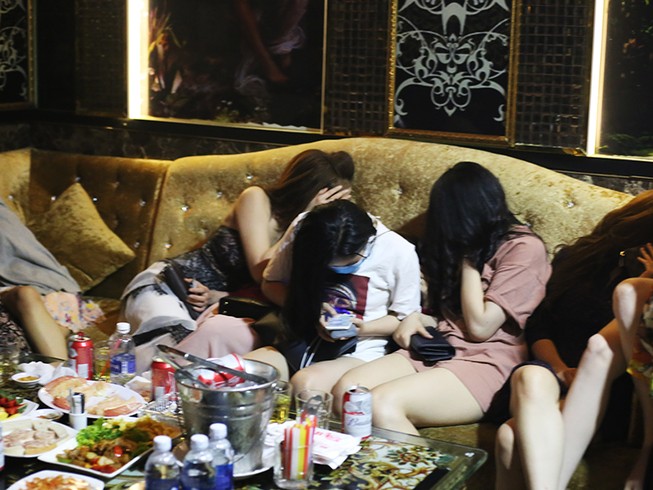 Nữ tiếp viên mặc mát mẻ trong quán karaoke chui quận 1