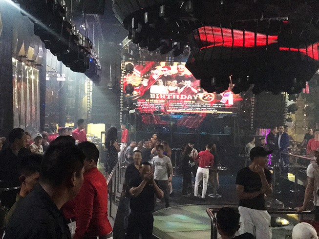 Tiếp viên quán karaoke quận 7 múa khiêu dâm phục vụ khách