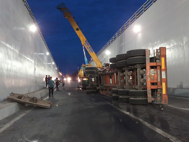 Tiếp tục lật container trong hầm chui Mỹ Thủy