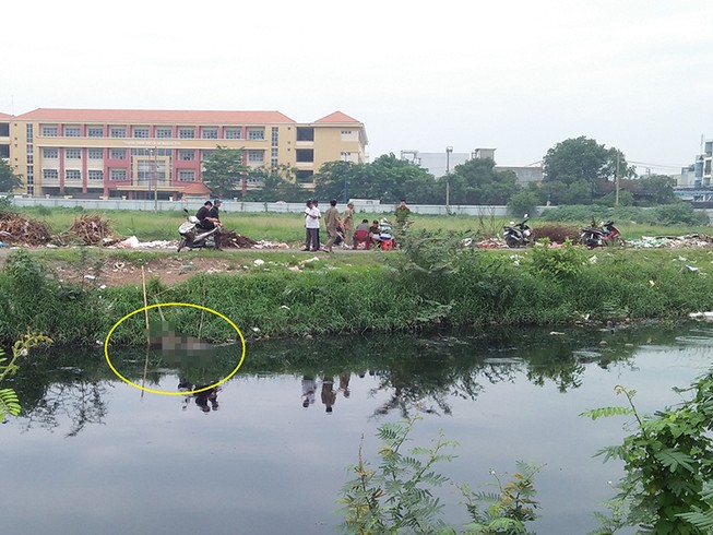 Thi thể nam giới nổi lên trên kênh Tham Lương