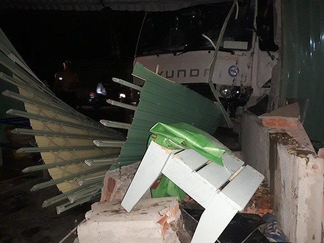 Người phụ nữ 'đứng hình' khi xe tải tông sập quán ăn