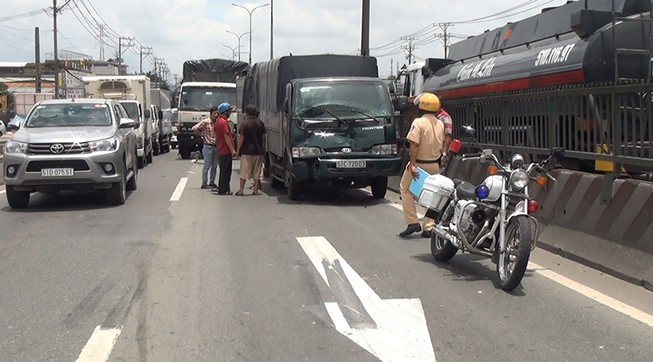 4 xe tải tông liên hoàn trên đường về miền Tây