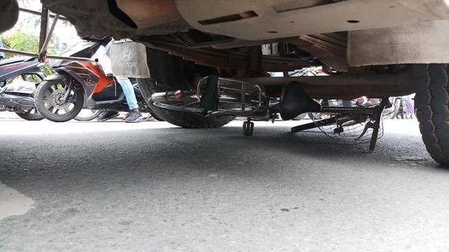Cụ ông bị xe ben cuốn vào gầm ở quận 12