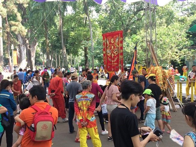 Thảo Cầm Viên chật kín ngày giỗ tổ