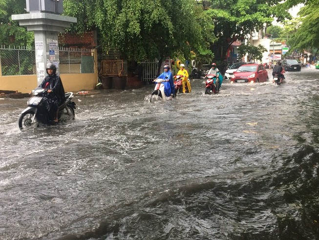 Mưa ngập bao vây khu biệt thự ở Sài Gòn