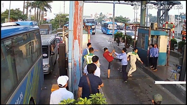 Tài xế chặt gãy barie, đánh nhân viên BOT Tân Đệ