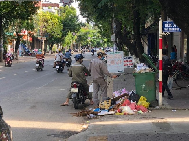 Sau 3 ngày ùn ứ, TP Quảng Ngãi chìm trong rác