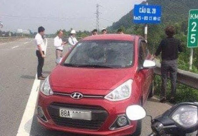 Nữ tài xế liều mạng lái ô tô ngược chiều trên cao tốc