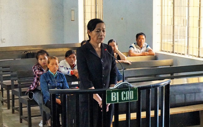 Tạm dừng phiên xử cựu phó chánh án nhận hối lộ