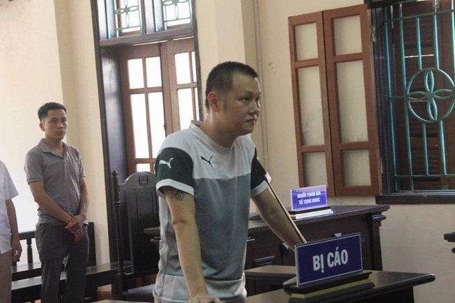 Ra chợ quậy xong rồi chém công an