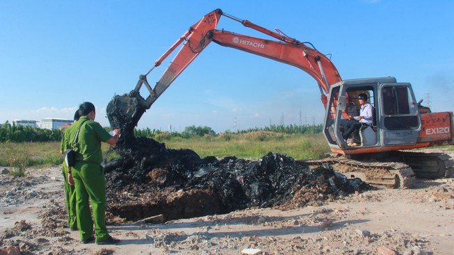Cảnh sát môi trường đào điểm nghi chôn trộm rác ở Nhà Bè