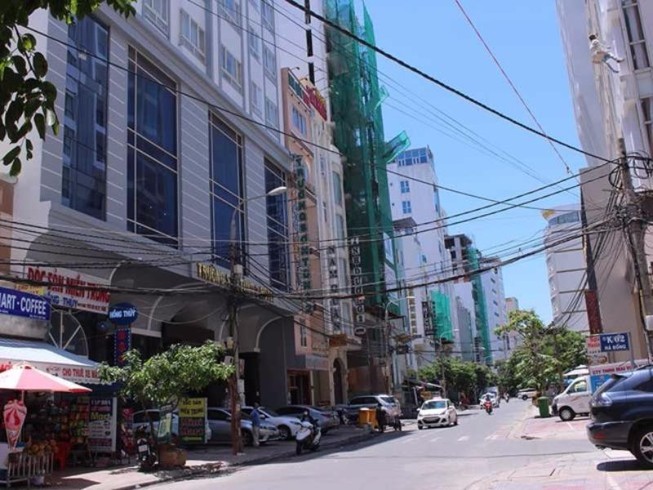 Không có bãi đậu xe, khách sạn không được nghiệm thu