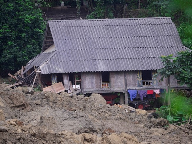 Trăm người tìm 18 nạn nhân bị đất đá vùi lấp