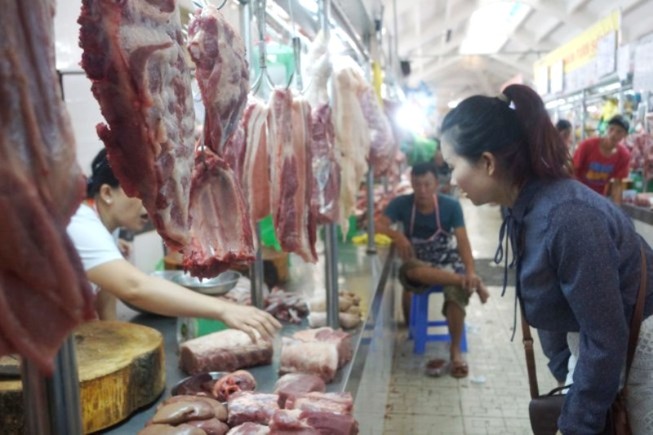 Người nuôi heo khóc ròng vì 'vạ lây' vụ tiêm thuốc