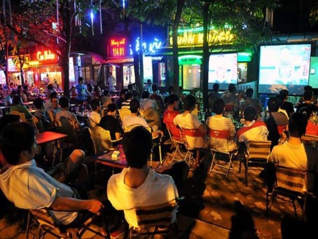 Nhẹ cả người vì quán cà phê vẫn được chiếu World Cup