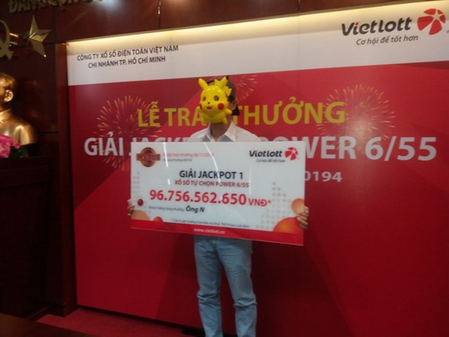 Vietlott công khai trao thưởng giải độc đắc nhưng nhiều người vẫn hoài nghi về các giải thưởng này vì hầu hết người nhận thưởng xuất hiện với hình thức đeo mặt nạ, không cung cấp danh tính, địa chỉ cụ thể…