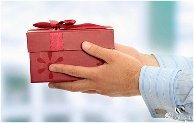 Bị cách chức vì tặng quà cho cấp trên