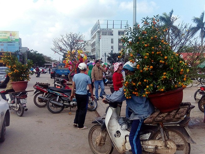 Người dân hối hả mang xuân về nhà ngày 30 tết