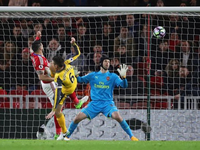 Cặp sao đòi ra đi giúp Arsenal thắng nhọc