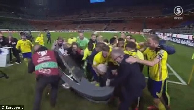 Cầu thủ Thụy Điển ăn mừng “nổi loạn”, De Rossi nổi giận