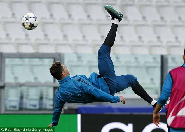 Real công bố video Ronaldo tung người móc bóng... lỗi