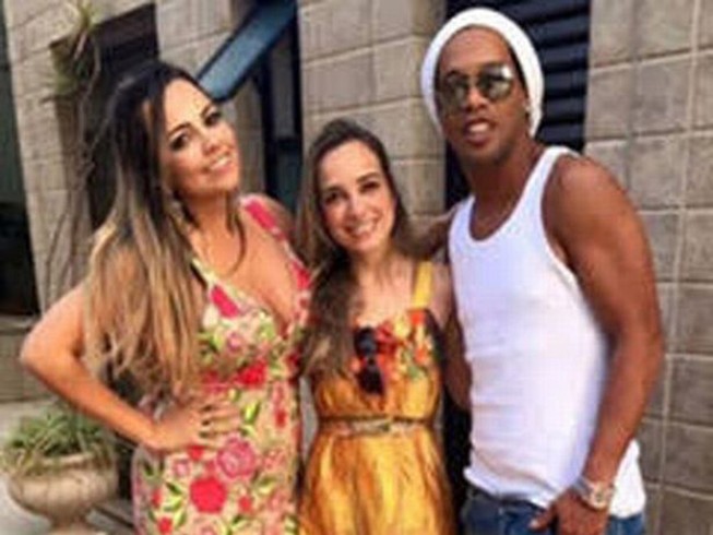Sốc: Ronaldinho công khai kết hôn với 2 phụ nữ cùng lúc