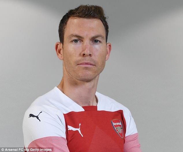 Bản hợp đồng đầu tiên của Arsenal là với... 'ông già' 34 tuổi