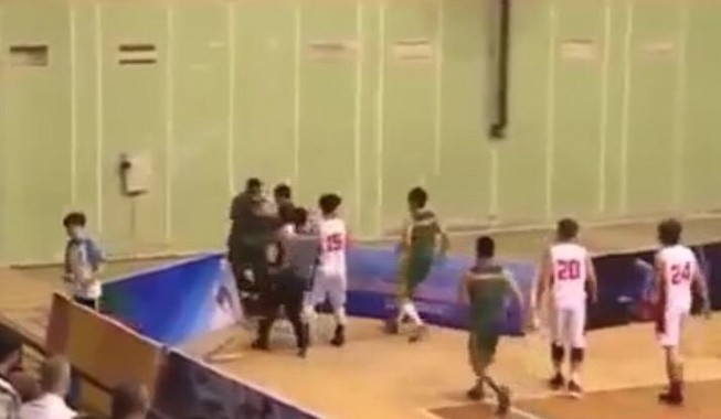 Cầu thủ bóng rổ Cần Thơ đấm thẳng mặt trọng tài