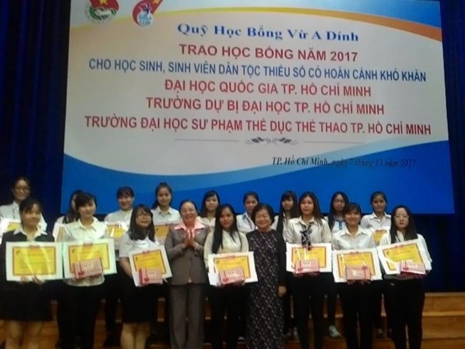 Quỹ Vừ A Dính trao 149 suất học bổng cho HS-SV