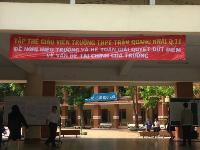 Giáo viên treo băng rôn phản đối hiệu trưởng và kế toán