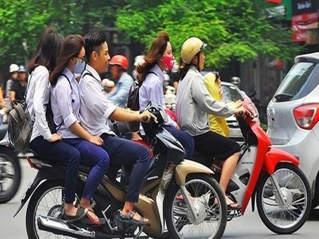 Con vi phạm giao thông, cha mẹ phải muối mặt cam kết