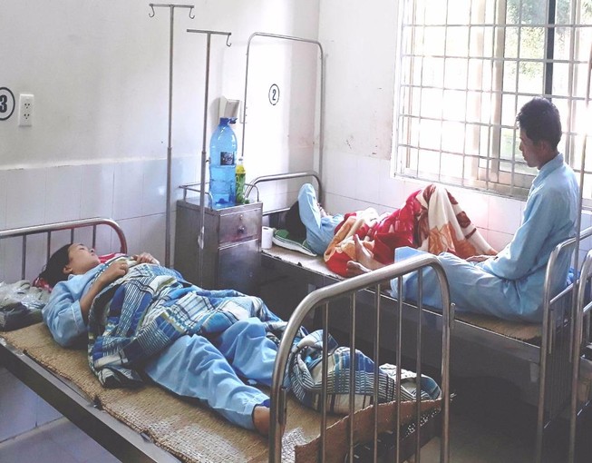 Ăn lòng heo để lâu, 8 người nhập viện