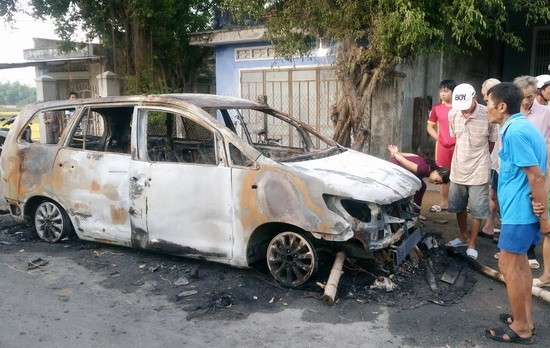 30 thanh niên hỗn chiến, đốt rụi xe Innova