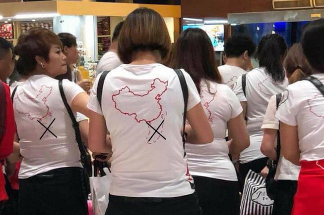 Đình chỉ 9 tháng công ty để khách TQ mặc áo ‘lưỡi bò’