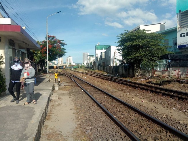 2 tàu vào cùng đường ray, suýt tông nhau tại ga Nha Trang