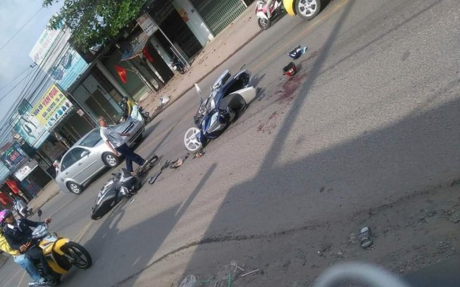 Xe máy tông nhau, một bé trai nguy kịch