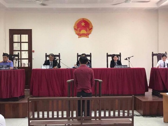 Trả hồ sơ vì... tay trái bị cáo quá thiên tài