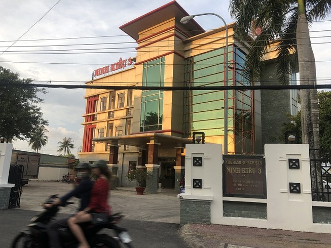 Bị kiểm tra trong khách sạn, thanh niên nhảy lầu tử vong