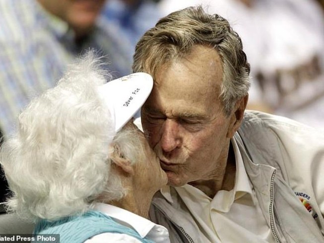 73 năm mặn nồng của vợ chồng cựu Tổng thống George H.W. Bush