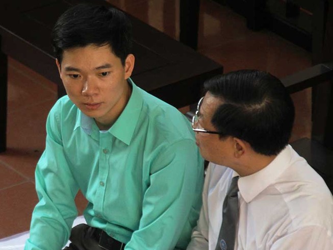 Bác sĩ Hoàng Công Lương bị HĐXX truy hỏi gắt